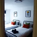 Modern 2 Bed Apartment, 8Min To Stratford Station, Sleeps 6