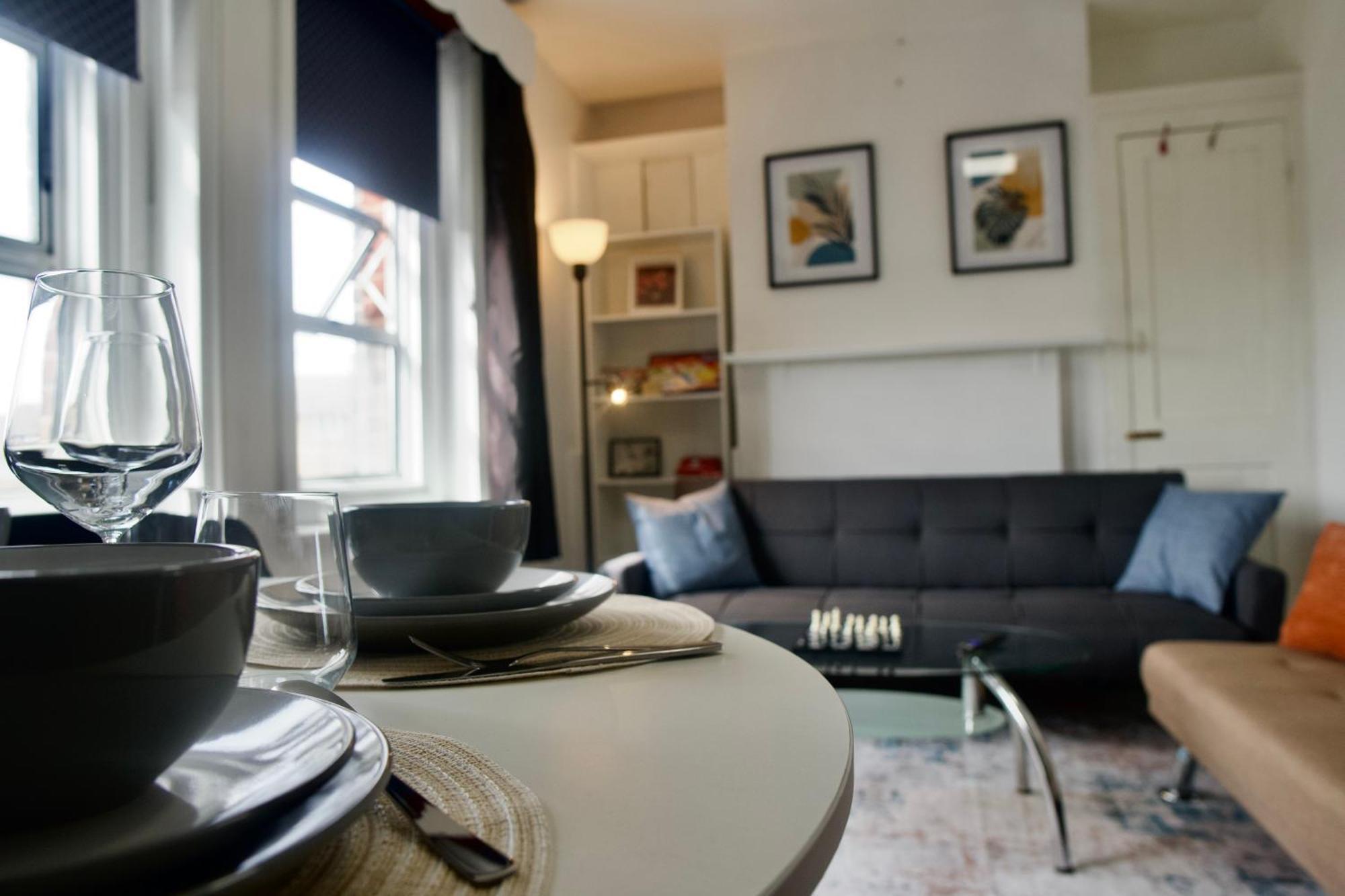 Modern 2 Bed Apartment, 8min To Stratford Station, Sleeps 6 Londen