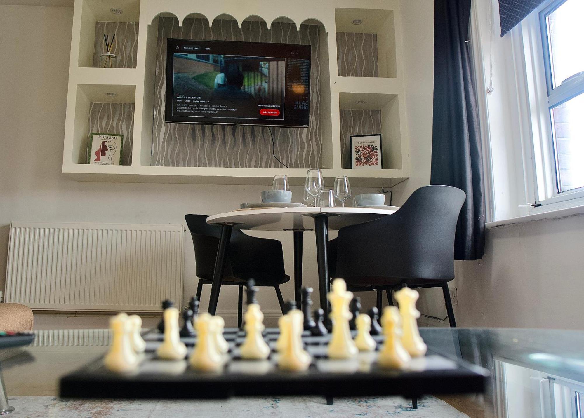 Modern 2 Bed Apartment, 8min To Stratford Station, Sleeps 6 Londen