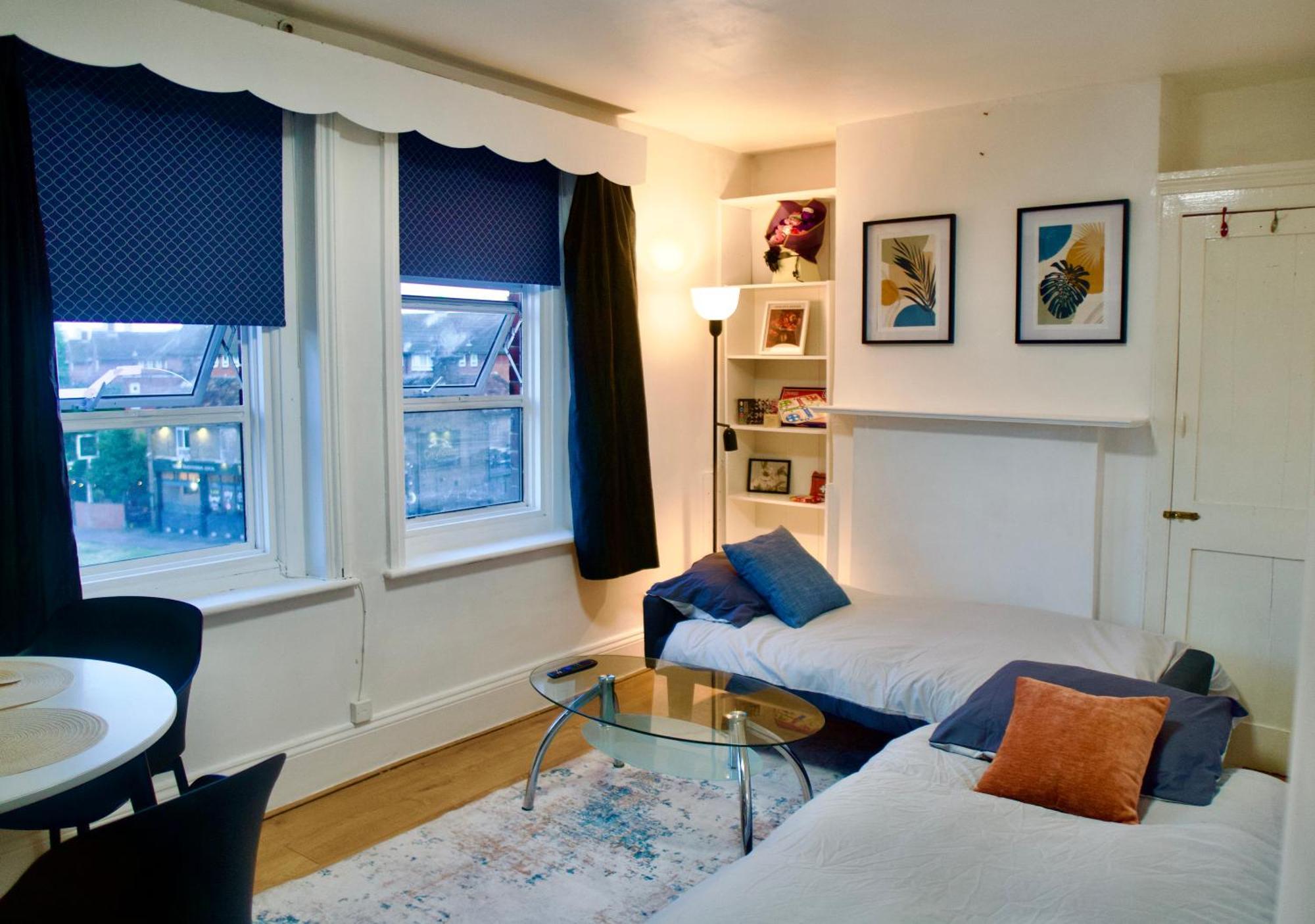 Modern 2 Bed Apartment, 8min To Stratford Station, Sleeps 6 * Londen